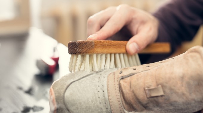 Szczotka do butów – niezbędny element w dbaniu o obuwie