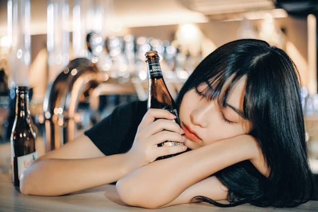Czy wakacje, wolny czas i relaks mogą sprzyjać spożywaniu większych ilości alkoholu?